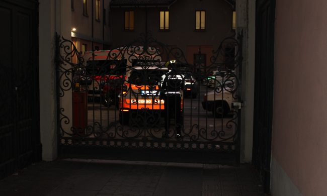 Colpo di pistola nella sede della Polizia Locale, morto un agente