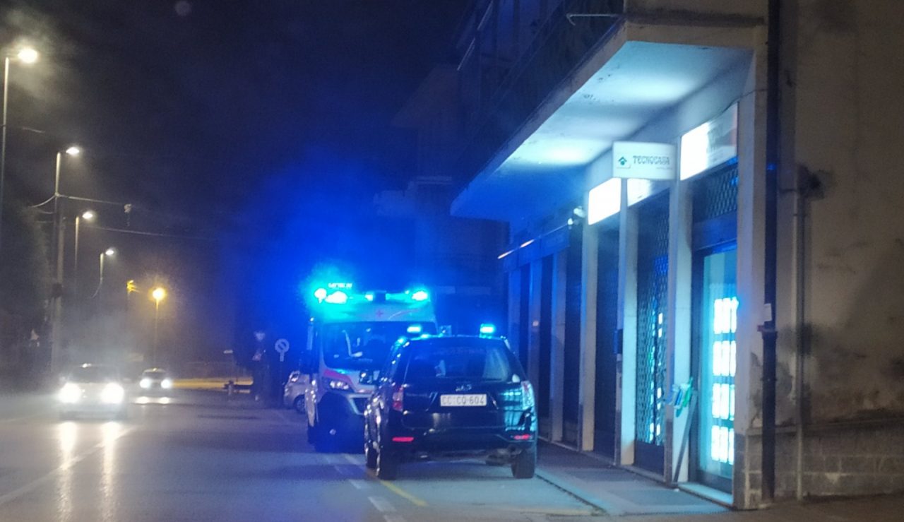 Tenta di ferirsi con una lama, donna soccorsa a Bruscò