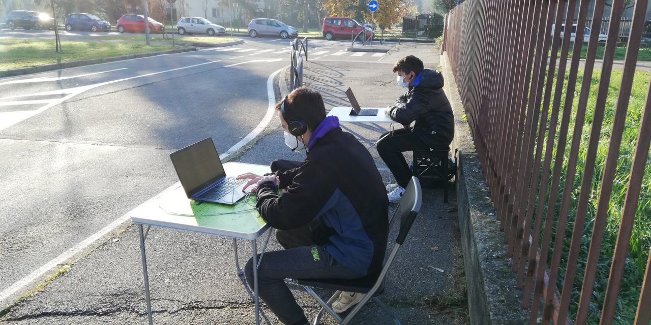 Lezione fuori da scuola per dire no alla DAD