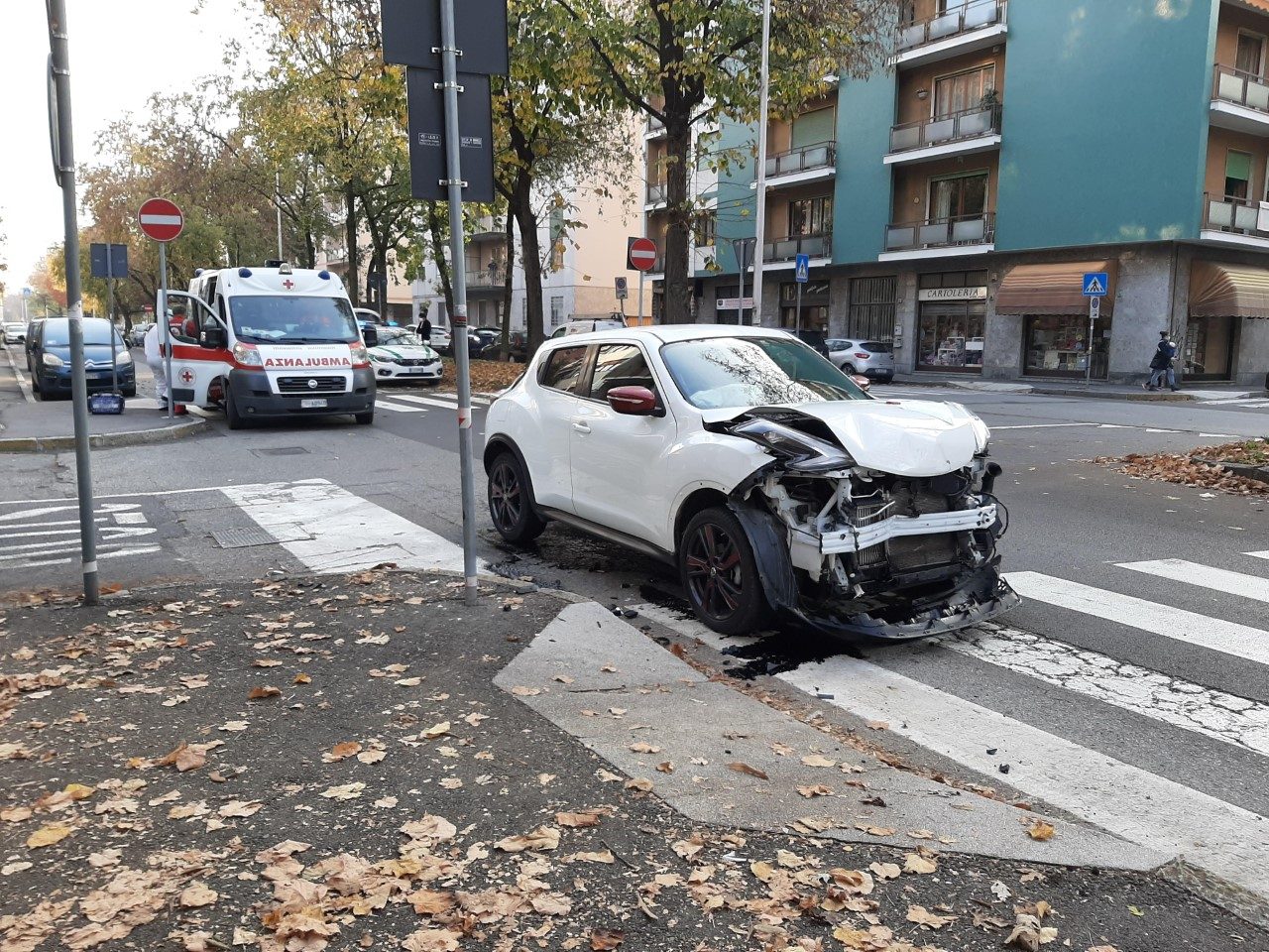 Scontro tra due auto: paura per una bambina di 7 anni