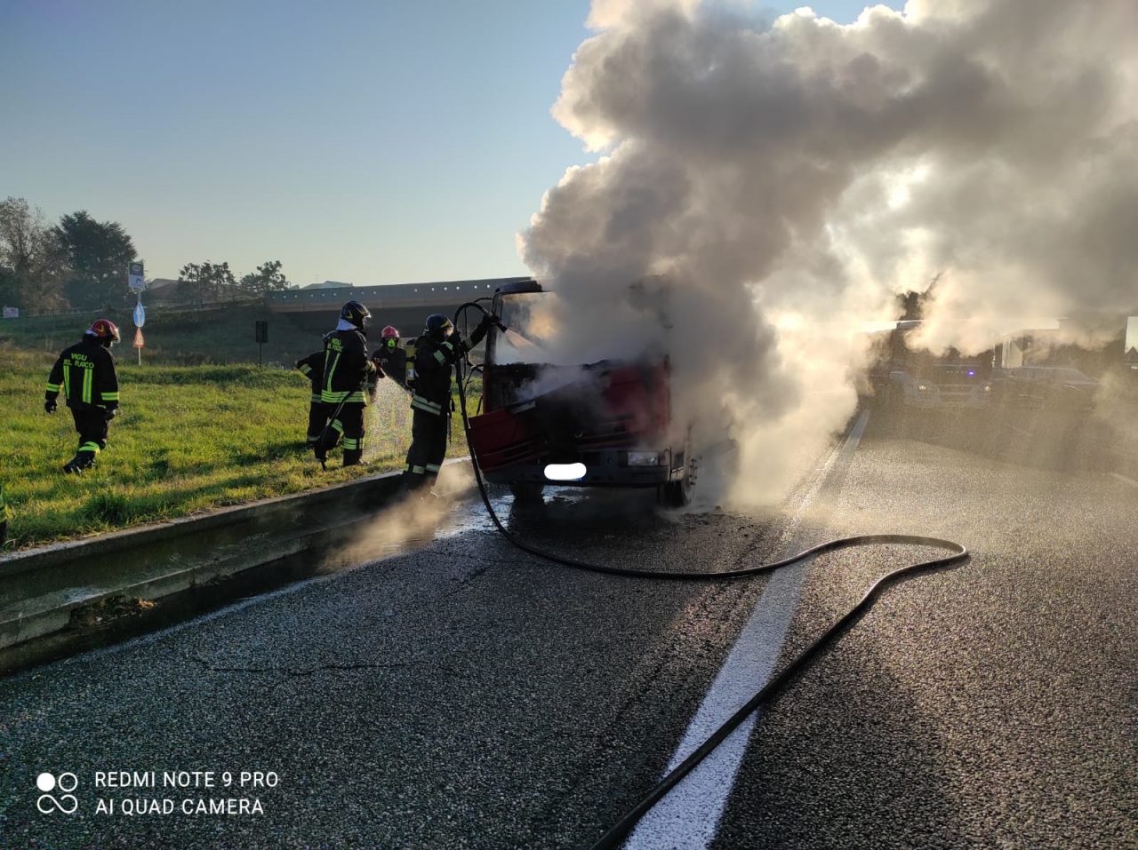 Camion a fuoco sulla Statale 36 