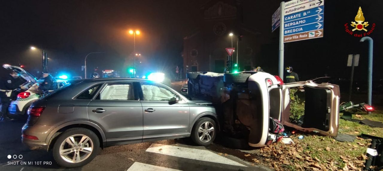 Scontro tra due auto in via Battisti: intervengono i pompieri FOTO