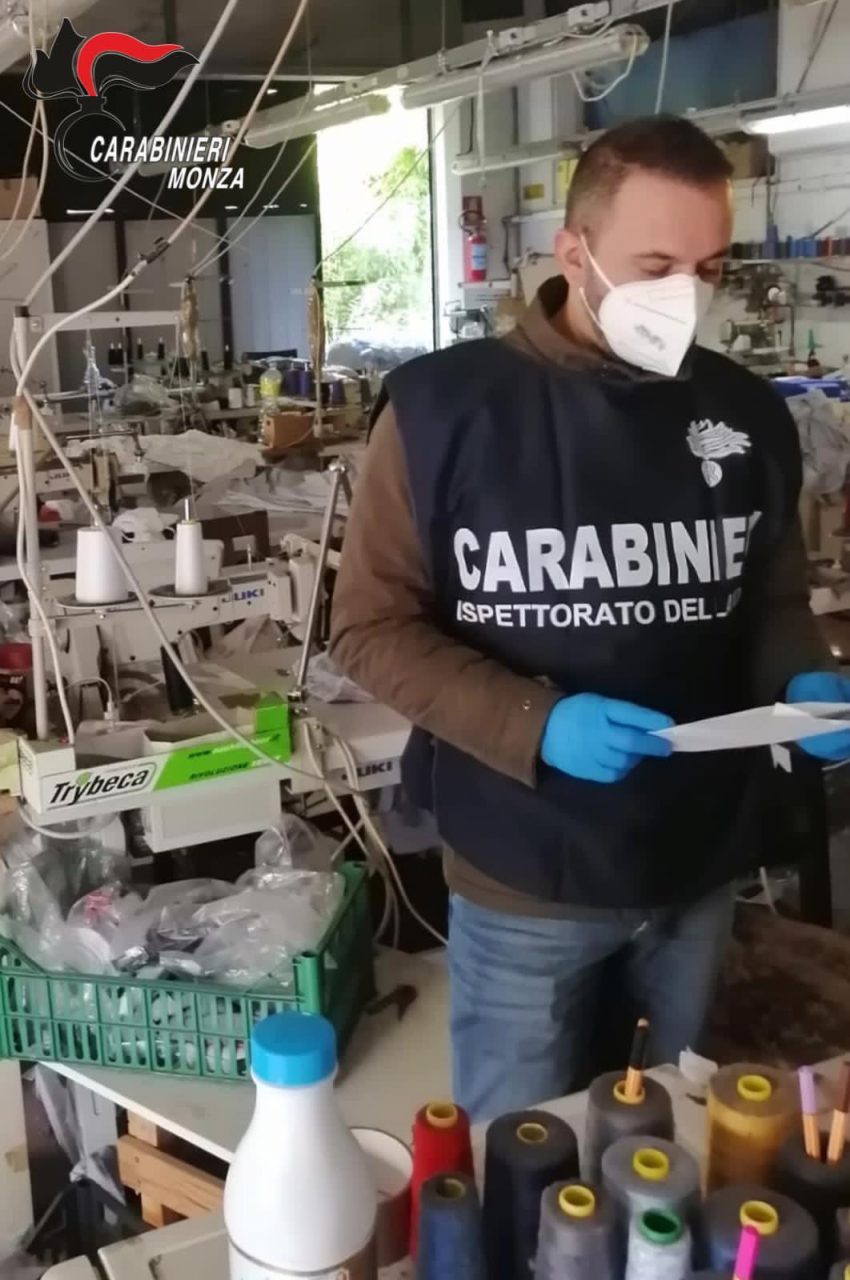 Datore di lavoro spia i dipendenti con telecamere nascoste e li fa lavorare senza mascherina