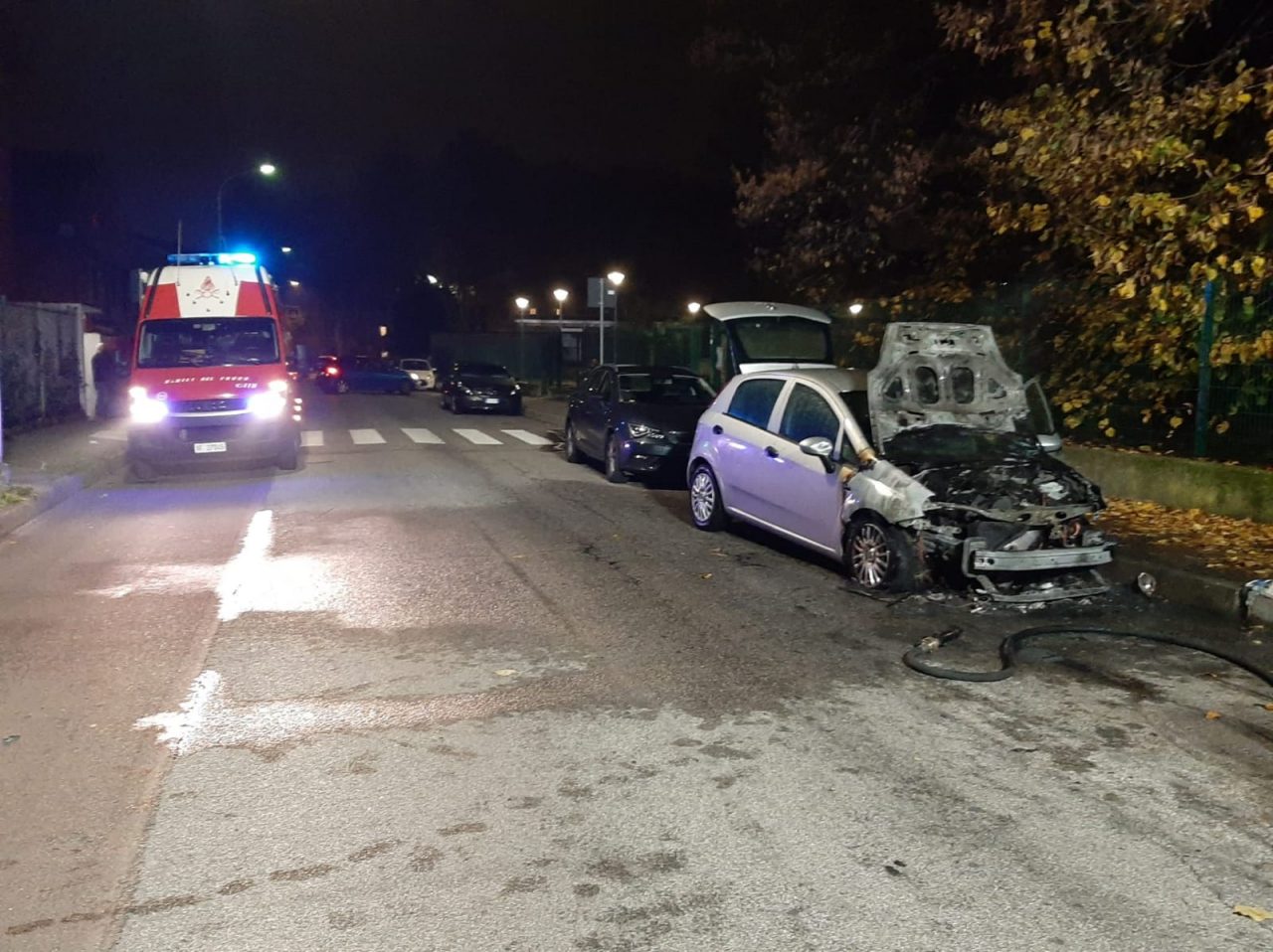Auto a fuoco sotto gli occhi del proprietario