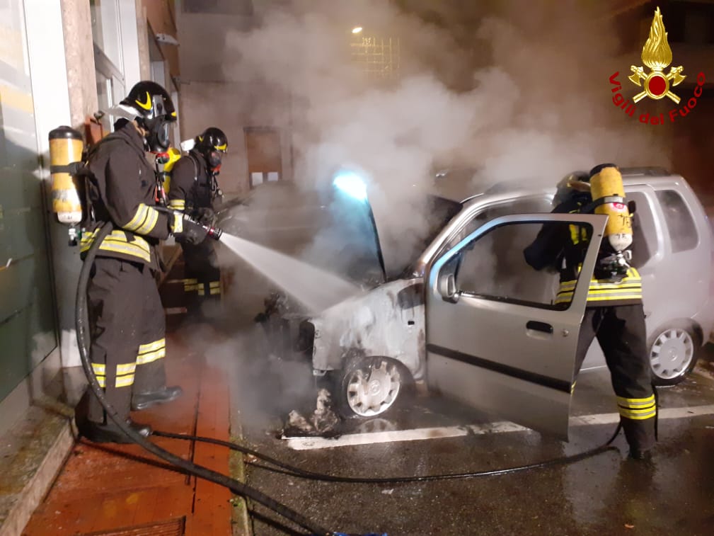 Auto in fiamme, Vigili del fuoco in azione a Cogliate