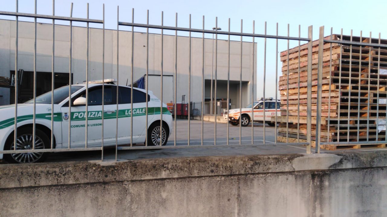 Si schiaccia la mano sul posto di lavoro: paura per un 59enne