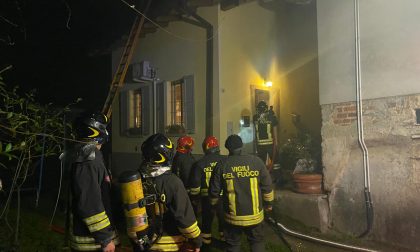 Fumo e fiamme dal tetto di un'abitazione: intervengono i Vigili del fuoco FOTO VIDEO