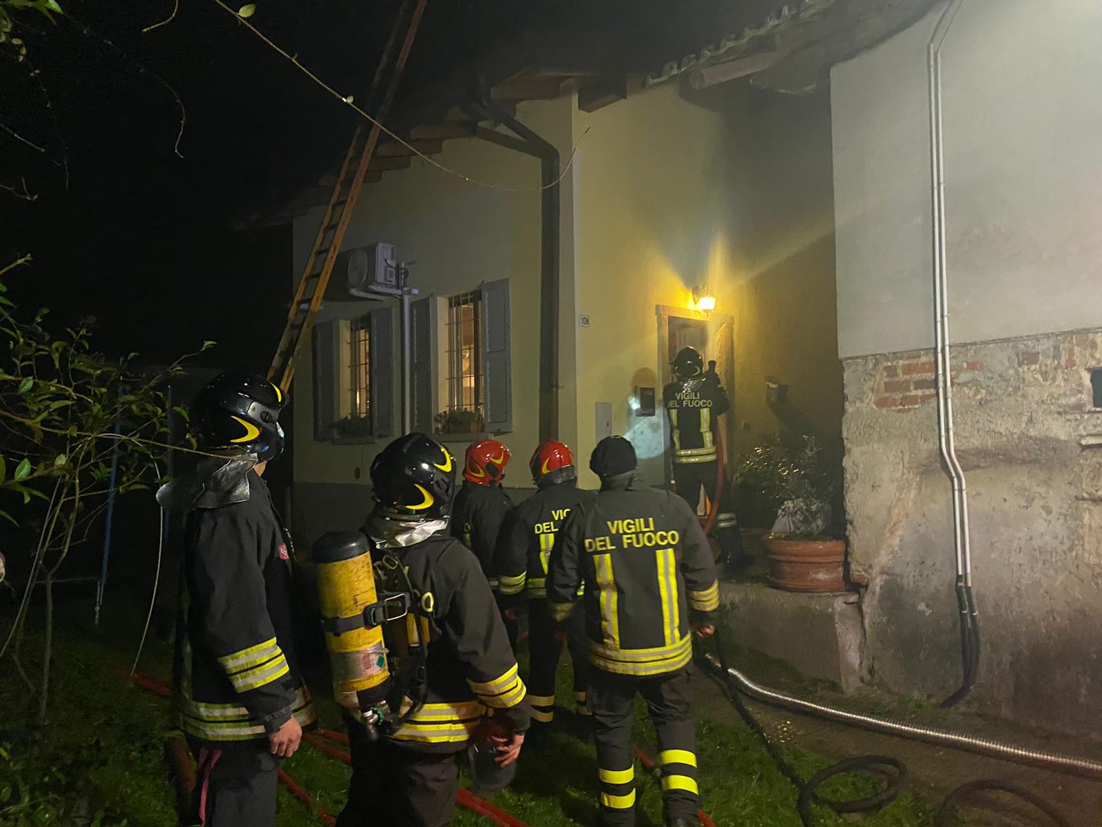 Fumo E Fiamme Dal Tetto Di Un Abitazione Intervengono I Vigili Del Fuoco Foto Video Prima Monza