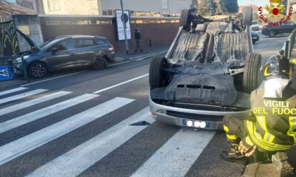 Scontro tra due vetture e ribaltamento: intervengono i Vigili del fuoco