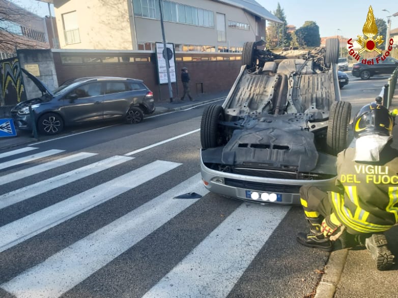 Scontro tra due vetture e ribaltamento: intervengono i Vigili del fuoco