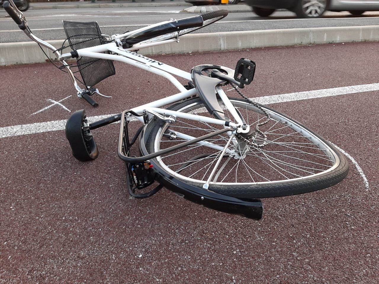 Tampona una bicicletta: ciclista 20enne finisce al Niguarda