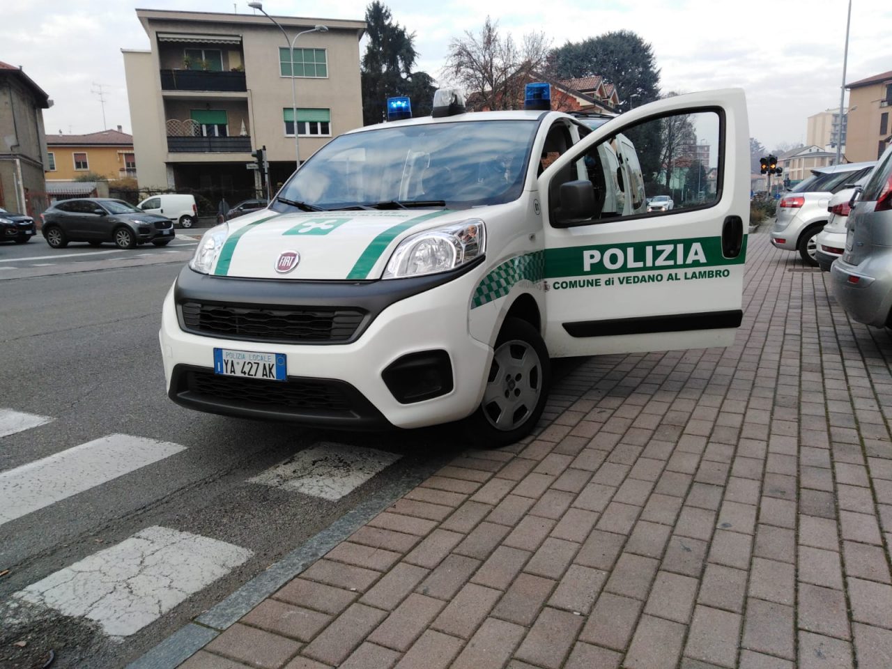 Schianto tra motorino e auto: 16enne in ospedale