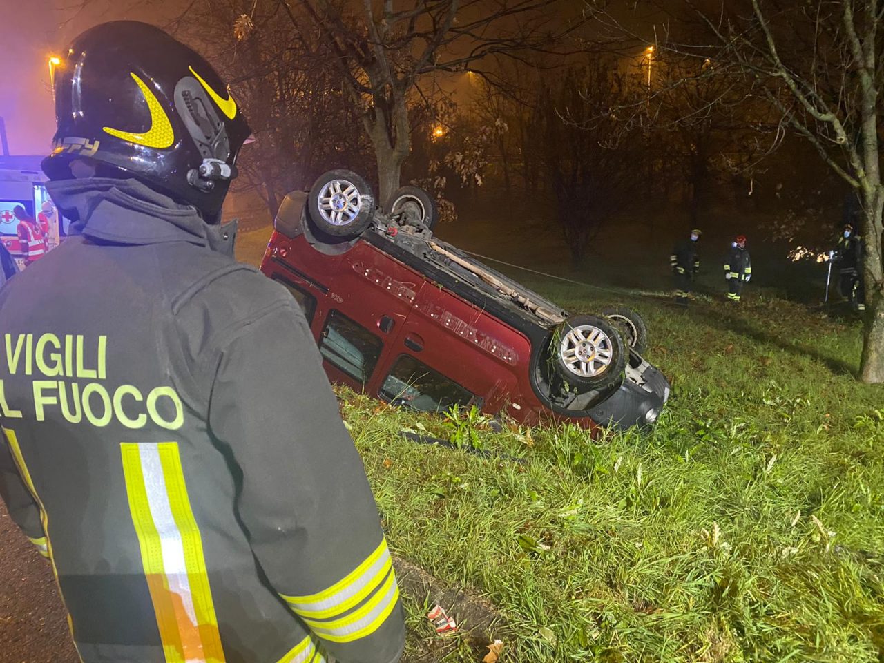 Auto si ribalta in Tangenziale Nord: due persone soccorse FOTO