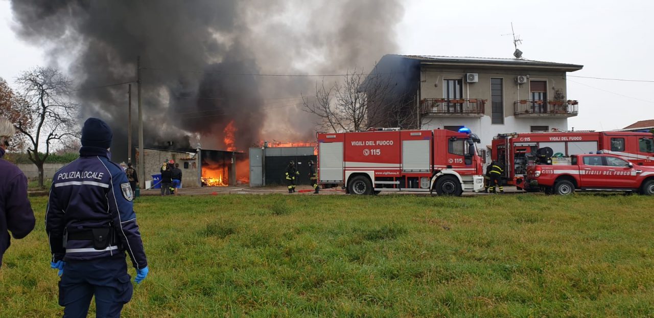 Incendio Cascina Bertagna a Caponago: ambulanza e Vigili del fuoco sul posto FOTO VIDEO