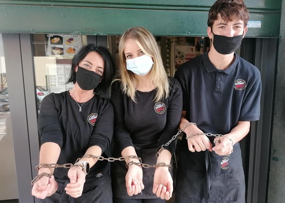 Baristi si incatenano le mani davanti al loro locale per protestare contro il lockdown