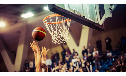 Giocatrice di basket presa a calci dall’avversaria