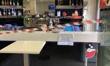 Fuggi fuggi per spostare le auto in divieto, i vigili entrano al bar e beccano tre clienti al bancone: chiusura e multa