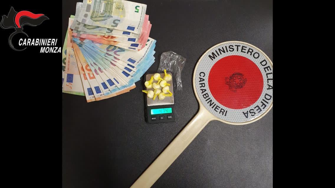 Non si ferma all’alt dei Carabinieri, 20enne arrestato senza patente e con la droga