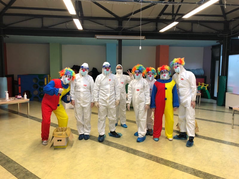 Covid, il tampone ai bambini lo fanno i…clown