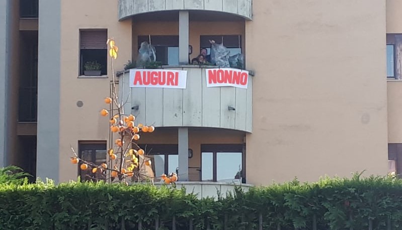 Compleanno nell’emergenza Covid , nonno e nipote si fanno gli auguri con uno striscione