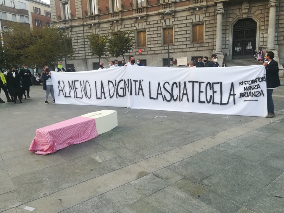 Covid, in piazza il funerale dei ristoratori