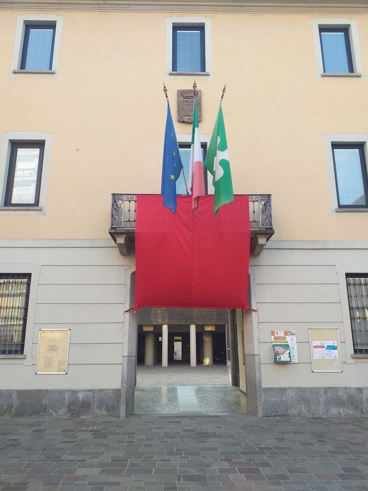 A Meda un drappo rosso all’ingresso del Comune per dire no alla violenza sulle donne