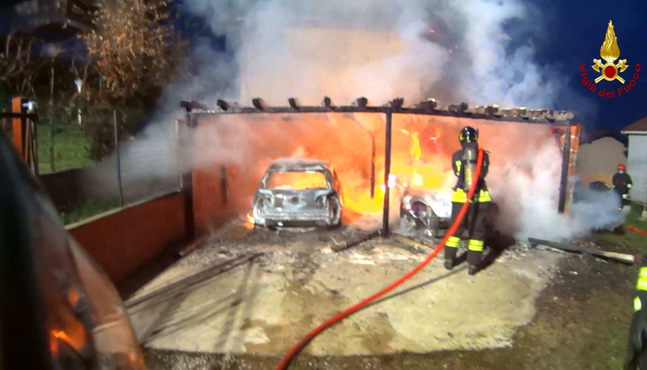 Incendio di due auto nel box, pompieri a Ceriano Laghetto FOTO