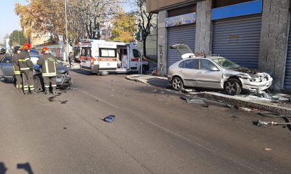 "Brucia" il rosso e si schianta contro il muro: auto a fuoco FOTO