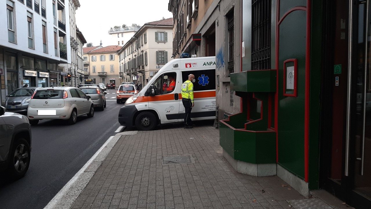Operaio cade in un buco nel pavimento e finisce al piano di sotto