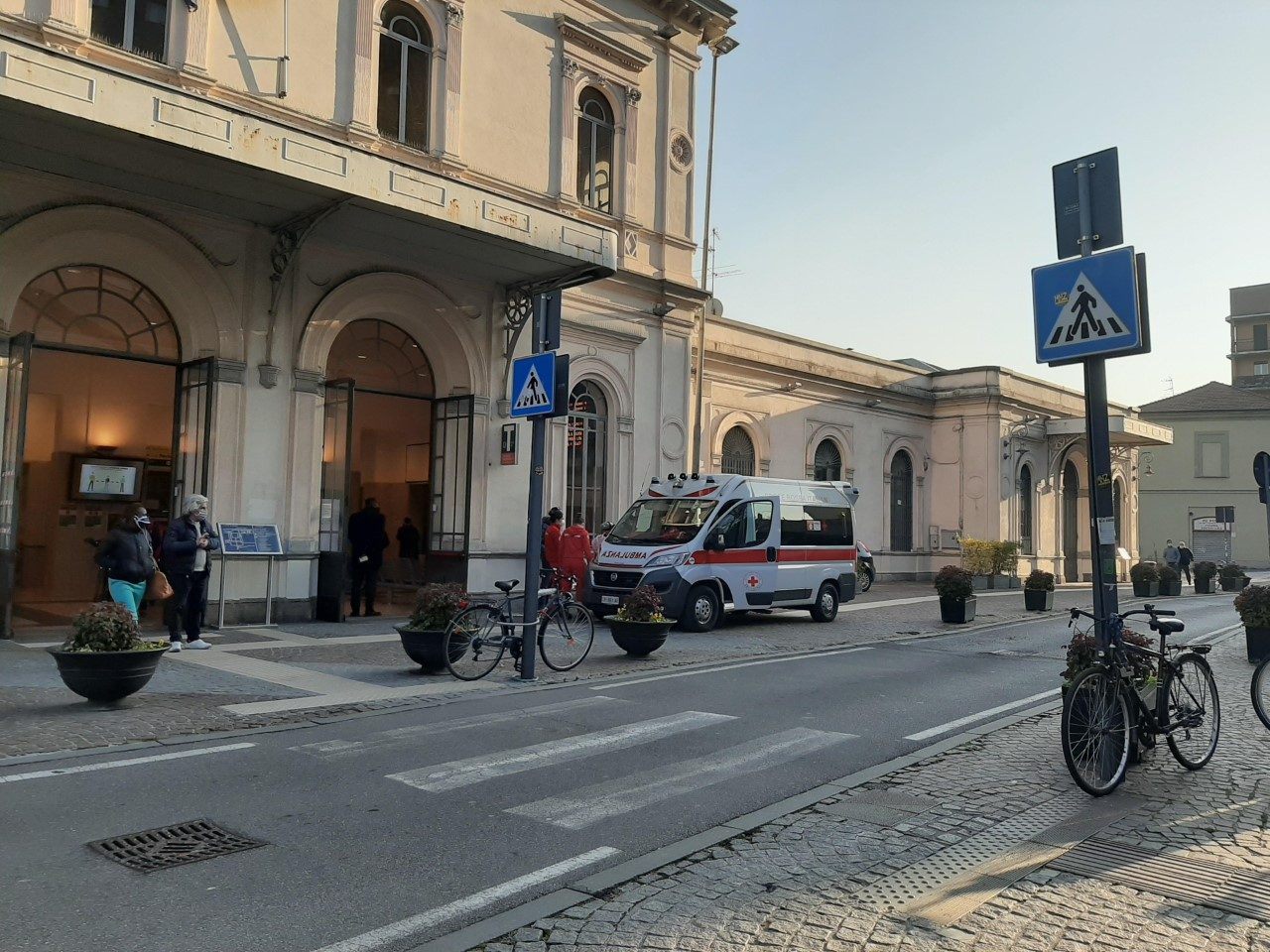 Ha un malore in stazione, ma non vuole salire sull’ambulanza