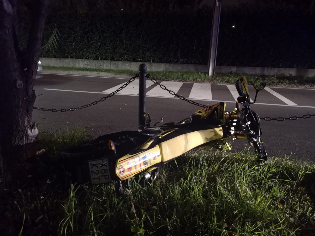 Scontro tra auto e moto: incidente in via Manzoni, paura per un 15enne