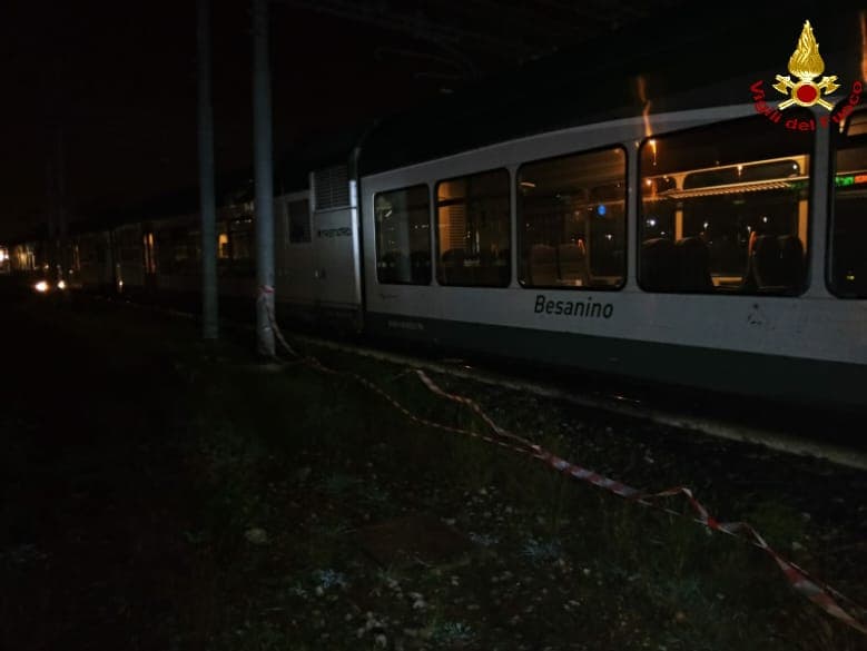 Paura, 20 persone chiuse in un treno, arrivano i Vigili del fuoco
