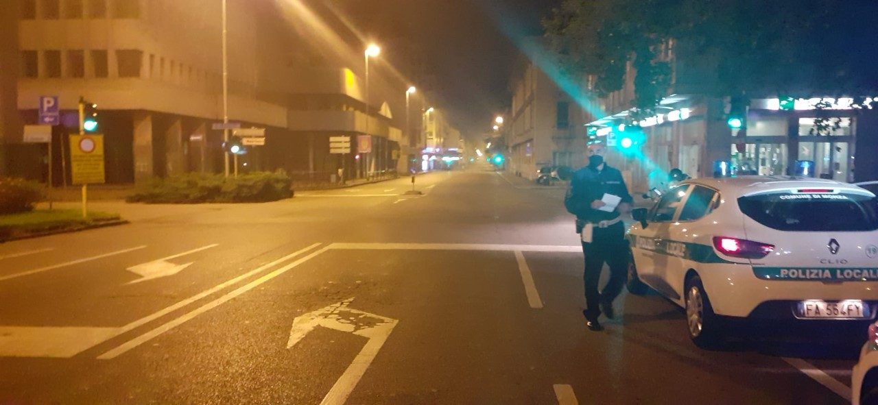 Prepara le pizze senza mascherina: locale chiuso