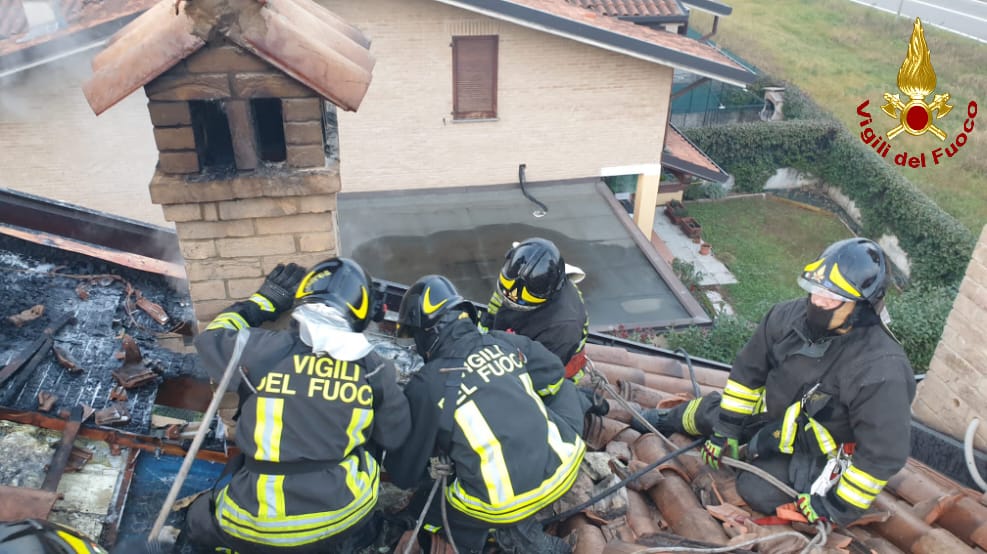 Incendio tetto, Vigili del Fuoco in azione a Misinto