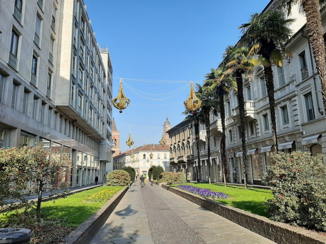 Le luminarie accendono la città, ma anche le polemiche