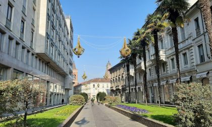 Le luminarie accendono la città, ma anche le polemiche