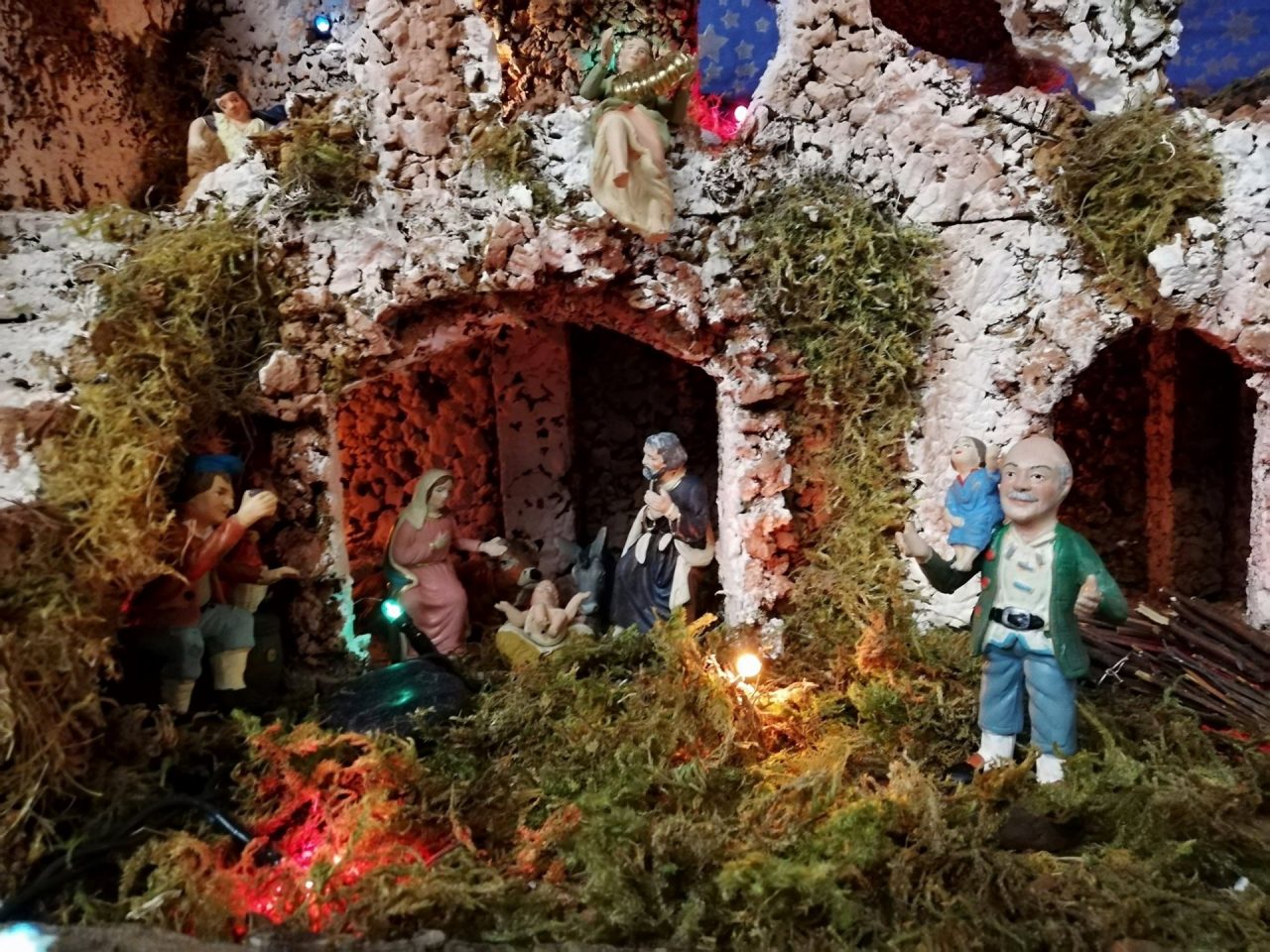 Nel presepe del Municipio spunta la statuina dedicata al compianto segretario comunale