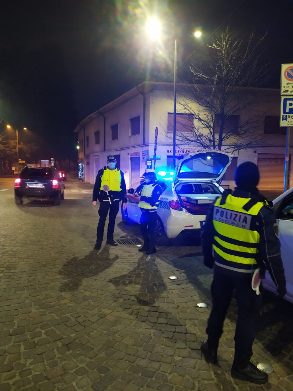 Posti di blocco della Polizia Locale in vista delle feste, controllati 60 veicoli