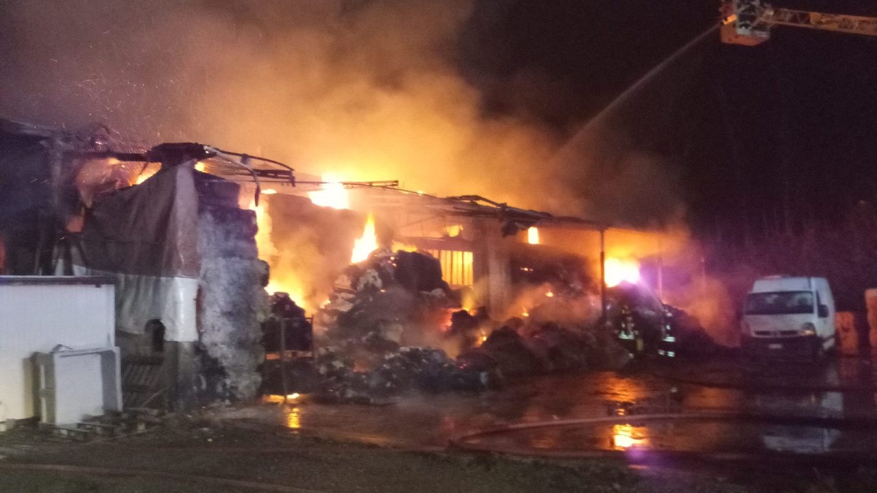 Terribile incendio a Triuggio, a fuoco un’azienda tessile VIDEO