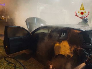 Auto a fuoco a Limbiate, pompieri al lavoro la notte di Natale FOTO