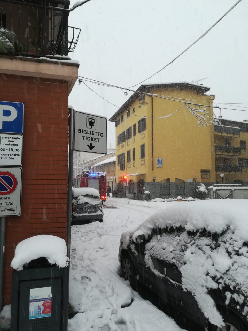 Crollano le luminarie, arrivano i pompieri