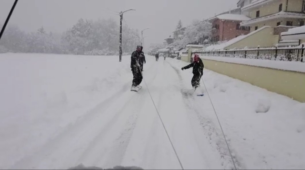 Con la neve in auto si sta in coda, a piedi si scivola: guardate la loro bizzarra soluzione…