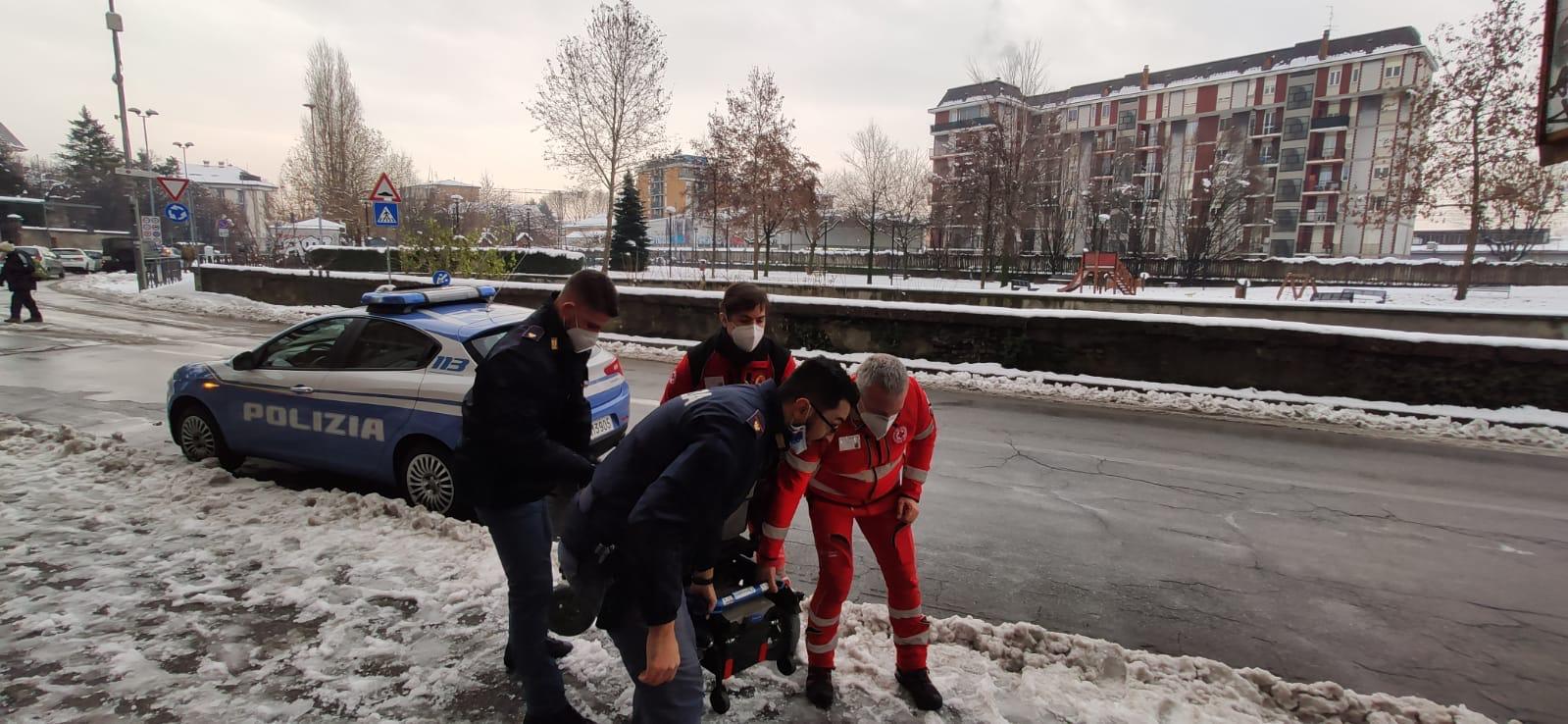 Monza, resta incastrata con la carrozzina nella neve