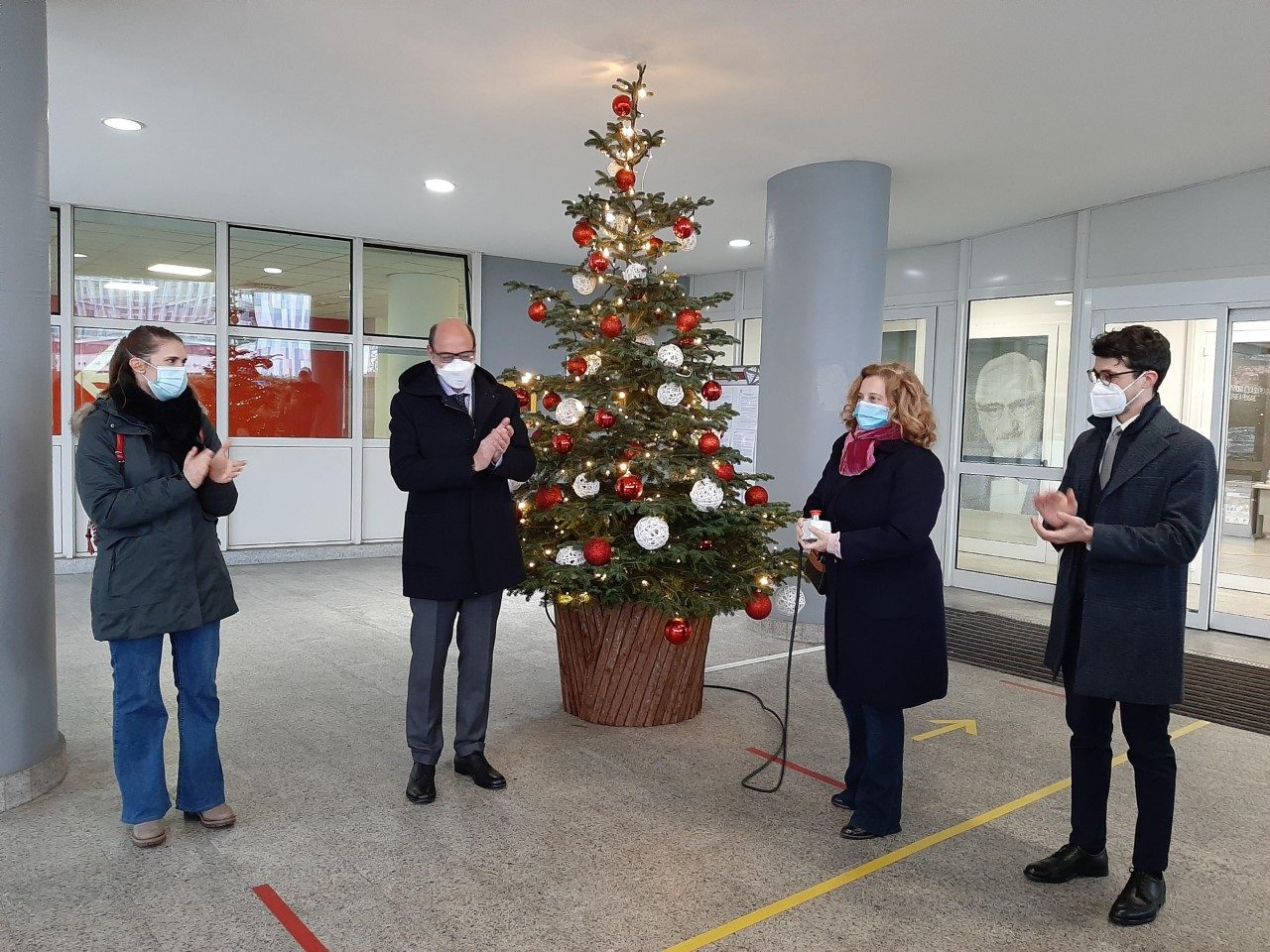 Al polo biomedico si accende l’albero di Natale della speranza
