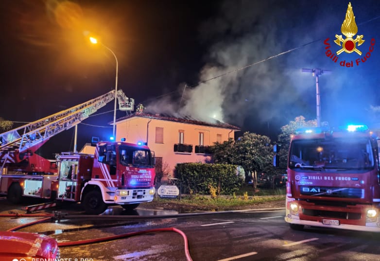 Vasto incendio distrugge il tetto di una villa FOTO