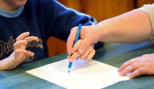 L’onorevole Frassinetti al fianco degli assistenti educativi