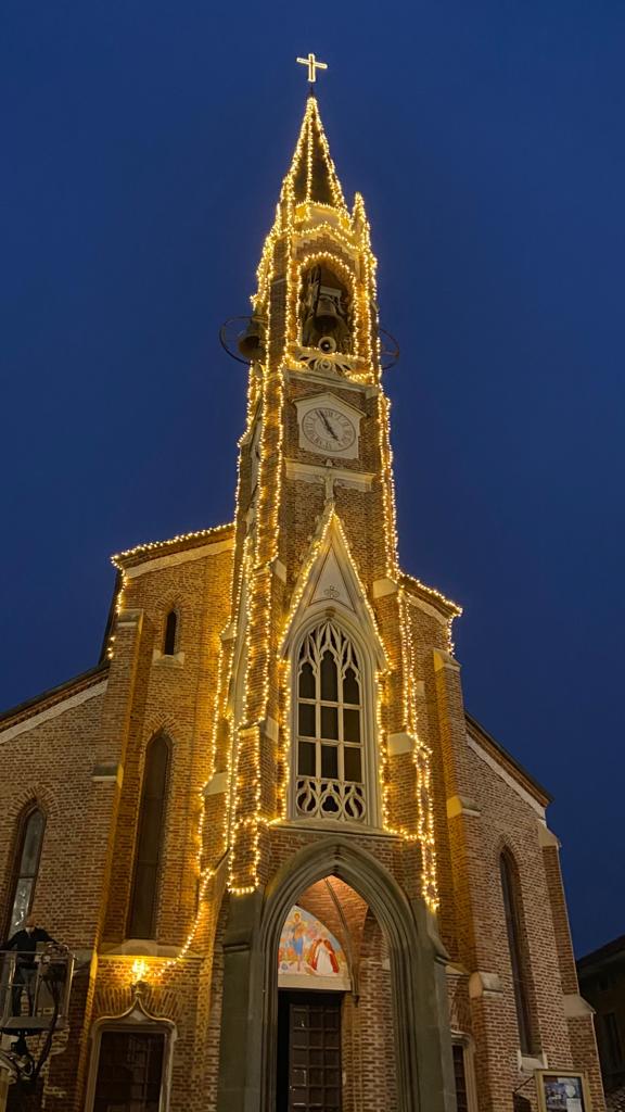 La chiesa illuminata da un benefattore