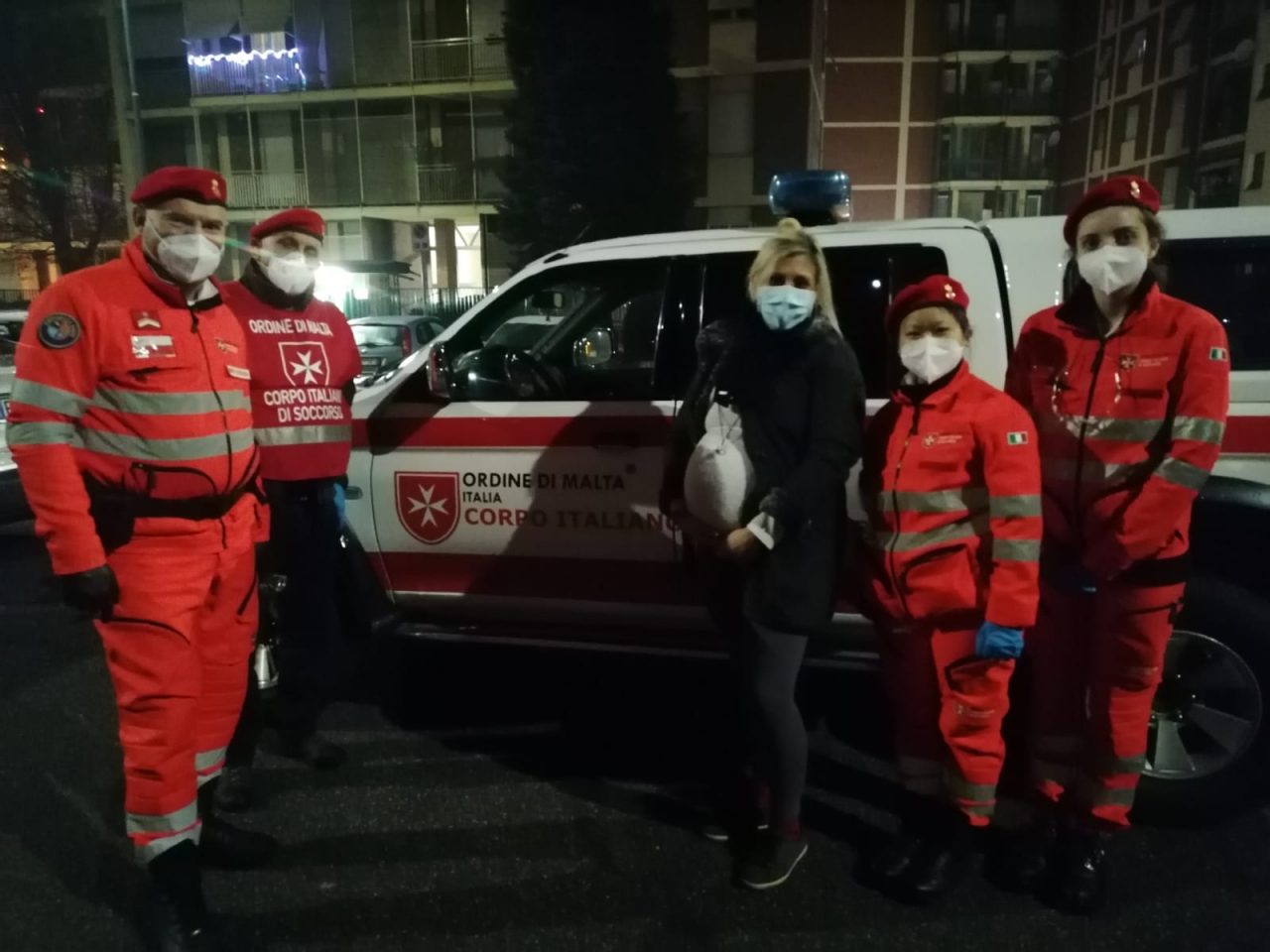 Incinta consegna le scatole di Natale ai clochard
