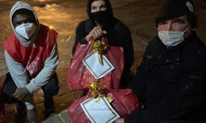 Ragazzino adottato rinuncia ai regali e li porta ai senzatetto