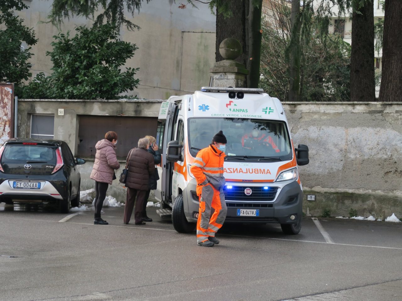 Scivola sul ghiaccio, ferita 90enne